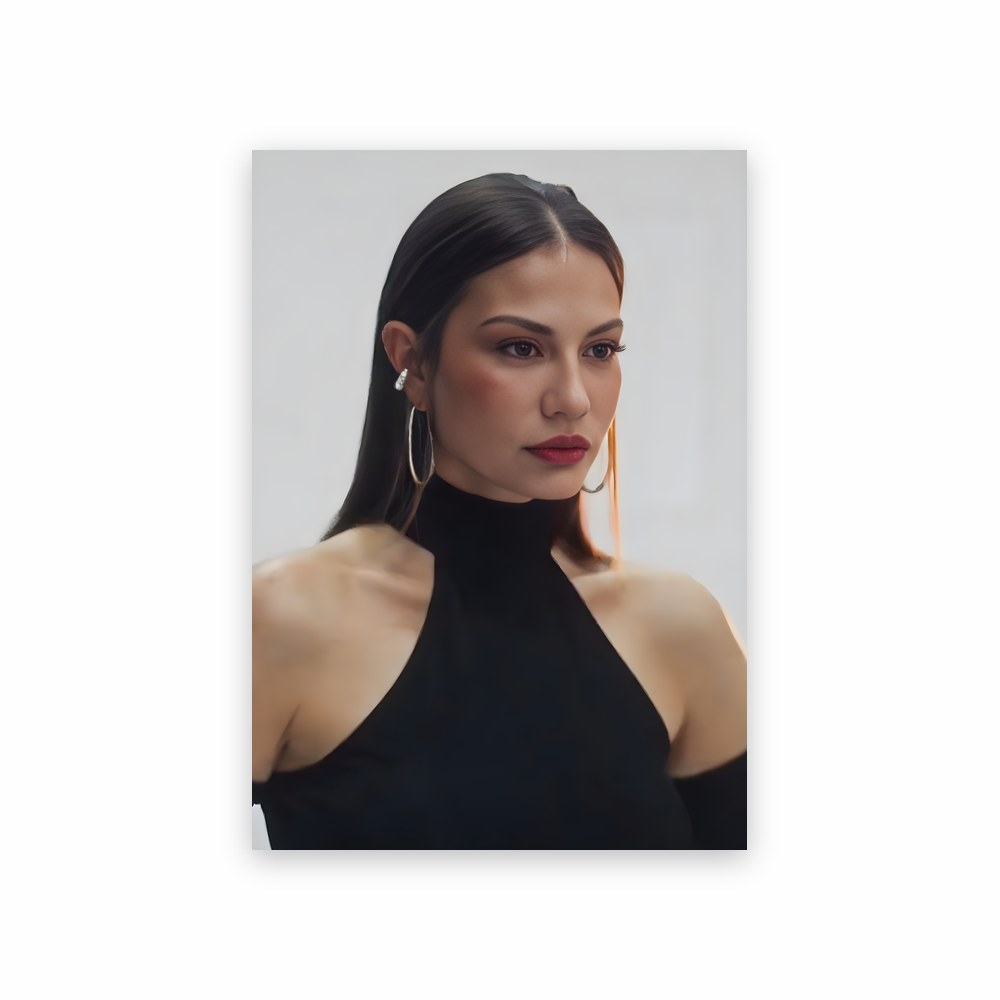 Poster Demet Özdemir robe noire mystérieuse