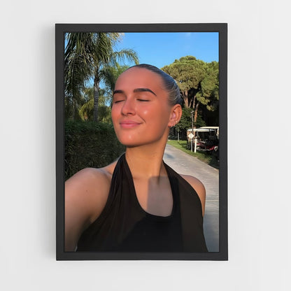 ap-molly mae hague-2 cadre Noir