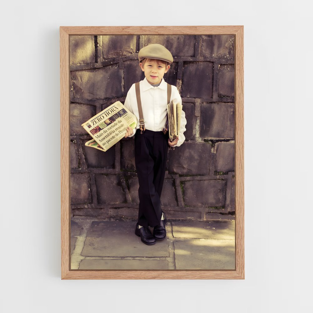 ap-newspaper boy-5 cadre Bois clair